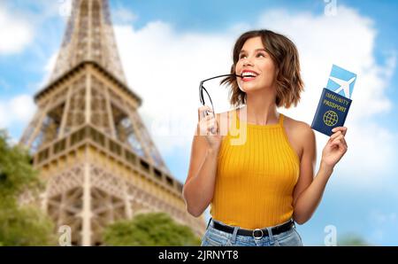 Glückliche Frau mit Flugticket und Immunitätspass Stockfoto