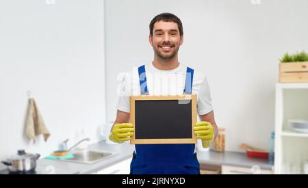 Männlicher Putzer mit Tafel in der Küche Stockfoto