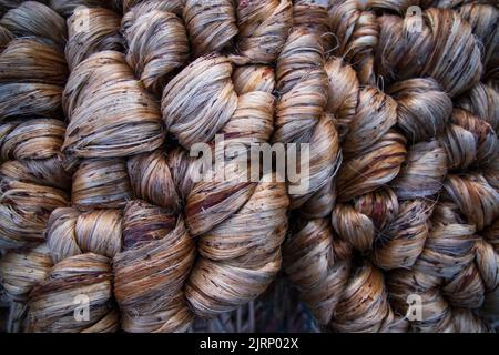 Dickes goldenes Paket nasser roher Jute-Faser-Textur Hintergrund Stockfoto