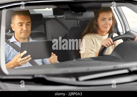 Frau und Fahrschullehrerin im Auto Stockfoto
