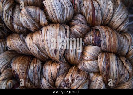 Dickes goldenes Paket nasser roher Jute-Faser-Textur Hintergrund Stockfoto