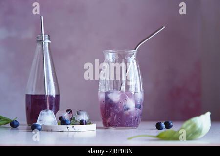 Bio-natürliches Erfrischungsgetränk mit Heidelbeeren, Samen, Basilikumextrakt, Blättern, Eis. Erfrischender asiatischer Sommerdrink. Stockfoto