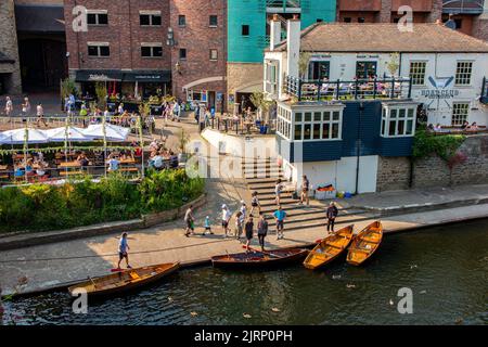 Trinker genießen die Sonne im Boat Club Pub in Durham, Ebgland Stockfoto