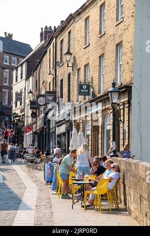 Genießen Sie die Sommersonne auf der Elvet Bridge in der Grafschaft Durham, England Stockfoto