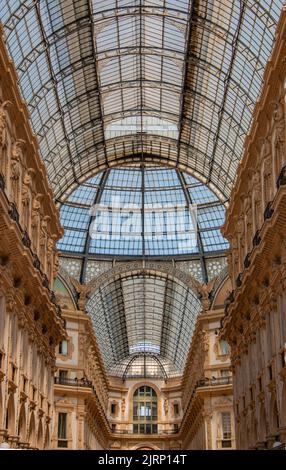 Das Gewölbedach der wunderschönen Gallerie Vittorio Emanuele II, einem aktiven Einkaufszentrum aus dem 19.. Jahrhundert und Wahrzeichen von Mailand, Italien Stockfoto