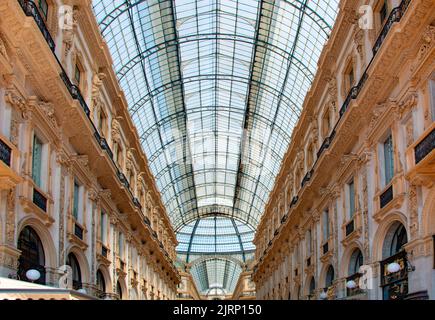 Das Gewölbedach der wunderschönen Gallerie Vittorio Emanuele II, einem aktiven Einkaufszentrum aus dem 19.. Jahrhundert und Wahrzeichen von Mailand, Italien Stockfoto