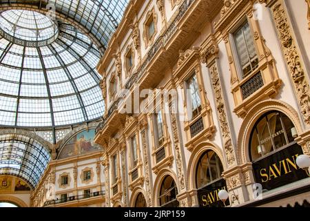 Das Gewölbedach der wunderschönen Gallerie Vittorio Emanuele II, einem aktiven Einkaufszentrum aus dem 19.. Jahrhundert und Wahrzeichen von Mailand, Italien Stockfoto