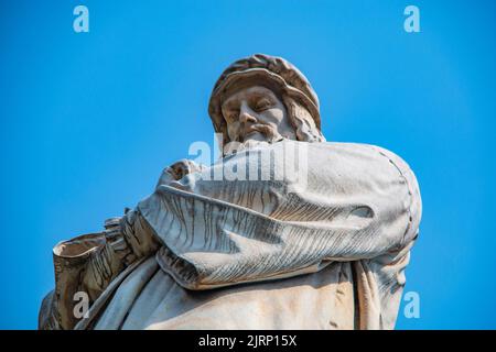 Statue von Leonardo da Vinci, Marmor und Granit, zeigt den italienischen Künstler und Erfinder mit vier seiner Studenten, Piazza della Scala, Mailand, Italien Stockfoto