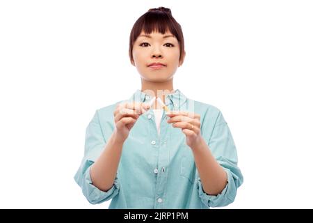 asiatische Frau bremst Zigarette über weißem Hintergrund Stockfoto