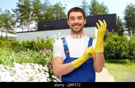 Männlicher Arbeiter oder Putzer in Handschuhen im Garten Stockfoto