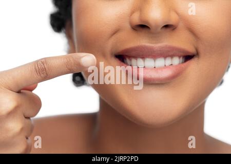 Nahaufnahme des Gesichts einer lächelnden afroamerikanischen Frau Stockfoto