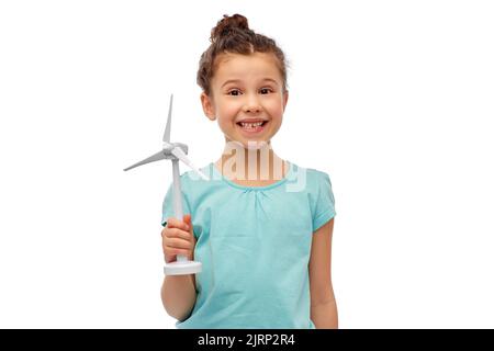 Lächelndes Mädchen mit Spielzeug Windturbine Stockfoto