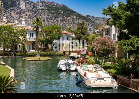 Gocek, Mugla, Türkei - Juli 17 2022: Ein Blick von der beliebten Sommerferienstadt Fethiye Gocek Stockfoto