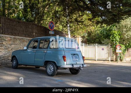 Ein altes blaues Renault 4L-Auto, das bei Tageslicht in Pornic, Frankreich, geparkt wurde Stockfoto