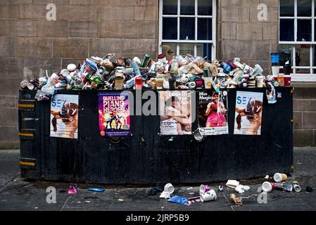 Abfall auf dem Lawnmarket während der Edinburgh Fringe aufgrund von Arbeitskampfmaßnahmen der Mitarbeiter des stadtrats von Edinburgh. Edinburgh, Schottland, Großbritannien. Stockfoto