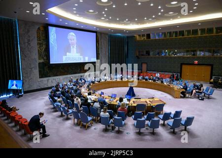(220825) -- UNITED NATIONS, 25. August 2022 (Xinhua) -- der UN-Sonderkoordinator für den Nahost-Friedensprozess Tor Wennesland (auf Bildschirmen) spricht am 25. August 2022 bei einer Sitzung des Sicherheitsrates über einen Videolink im UN-Hauptquartier in New York. Wennesland forderte am Donnerstag die Wiederbelebung eines echten politischen Prozesses, um die zugrunde liegenden Treiber des israelisch-palästinensischen Konflikts anzugehen. (Foto/Handout von Loey-Ajman/UN über Xinhua) Stockfoto