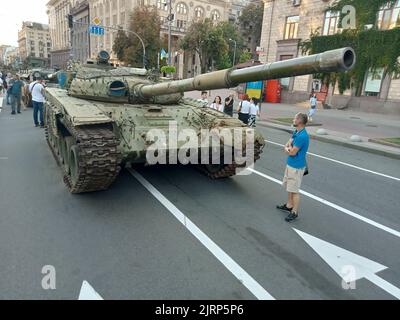 Zerstörte Militärfahrzeug-Ausstellung auf der Straße Khreschatyk am 24. August 2022 während des Unabhängigkeitstages in Kiew, Ukraine. Besucher überprüften die zerbrochenen und verbrannten modernen russischen gepanzerten Autos, Panzer usw. Stockfoto