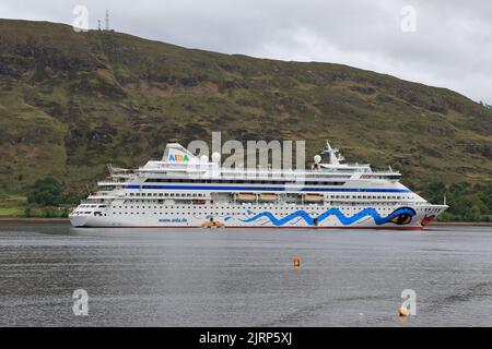 Das Schiff AIDAaura ankerte in Fort William. AIDAaura ist das dritte 2003 gebaute Kreuzschiff, das von der deutschen Reederei AIDA Cruises betrieben wird. Stockfoto