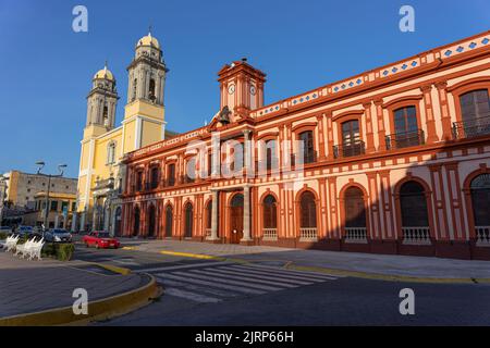 Colima, mexiko, Kolonialkirche und Regierungspalast von Colima. Zentraler Garten von Colima. Stockfoto