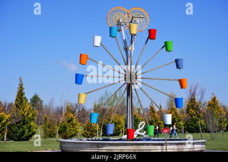 Bunte Eimer Wassermühle Stockfoto