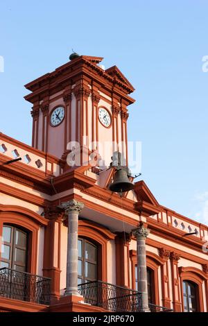 Colima, mexiko, Kolonialkirche und Regierungspalast von Colima. Zentraler Garten von Colima. Stockfoto