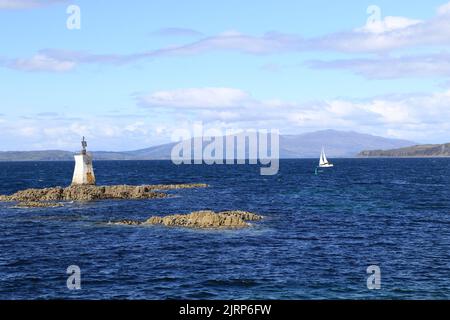 Blick auf die Isle of Skye vom Hafen von Mallaig. Mallaig ist ein Hafen in Lochaber, an der Westküste der schottischen Highlands. Stockfoto