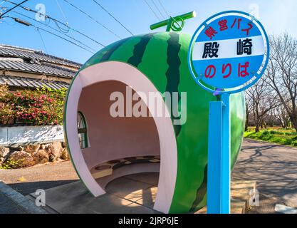 kyushu, japan - 10 2021. dezember: Metalltafel der Bushaltestelle Tonozaki auf dem Highway 207 der Stadt Konagai vor der berühmten riesigen Wassermelone frui Stockfoto