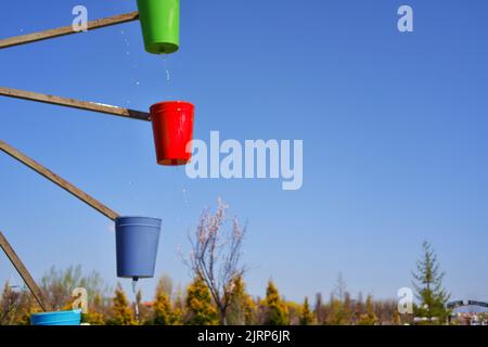 Bunte Eimer Wassermühle Stockfoto