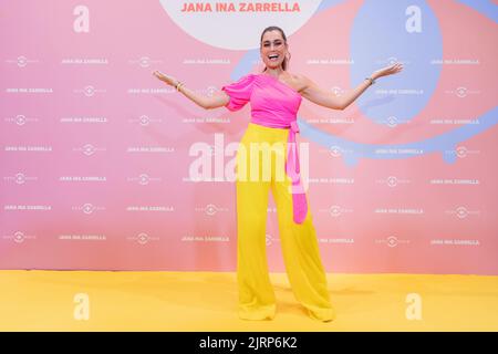 Köln, Deutschland. 25. August 2022. Jana Ina Zarrella, Moderatorin, steht auf dem gelben Teppich. Mit prominenten Gästen präsentierte Jana Ina Zarrella ihre erste Brillen-Kollektion für die Marke 'Eyes more'. Quelle: Rolf Vennenbernd/dpa/Alamy Live News Stockfoto