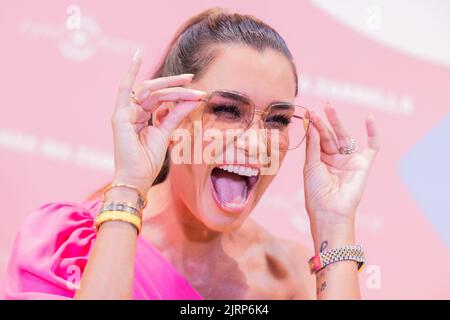 Köln, Deutschland. 25. August 2022. Jana Ina Zarrella, Moderatorin, steht auf dem gelben Teppich. Mit prominenten Gästen präsentierte Jana Ina Zarrella ihre erste Brillen-Kollektion für die Marke 'Eyes more'. Quelle: Rolf Vennenbernd/dpa/Alamy Live News Stockfoto