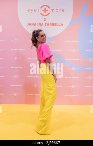 Köln, Deutschland. 25. August 2022. Jana Ina Zarrella, Moderatorin, steht auf dem gelben Teppich. Mit prominenten Gästen präsentierte Jana Ina Zarrella ihre erste Brillen-Kollektion für die Marke 'Eyes more'. Quelle: Rolf Vennenbernd/dpa/Alamy Live News Stockfoto