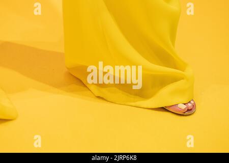 Köln, Deutschland. 25. August 2022. Jana Ina Zarrella, Moderatorin, steht auf dem gelben Teppich. Mit prominenten Gästen präsentierte Jana Ina Zarrella ihre erste Brillen-Kollektion für die Marke 'Eyes more'. Quelle: Rolf Vennenbernd/dpa/Alamy Live News Stockfoto