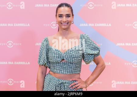 Köln, Deutschland. 25. August 2022. Die Moderatorin Amira Pocher steht auf dem gelben Teppich. Mit prominenten Gästen präsentierte Jana Ina Zarrella ihre erste Brillen-Kollektion für die Marke „Eyes more“. Quelle: Rolf Vennenbernd/dpa/Alamy Live News Stockfoto