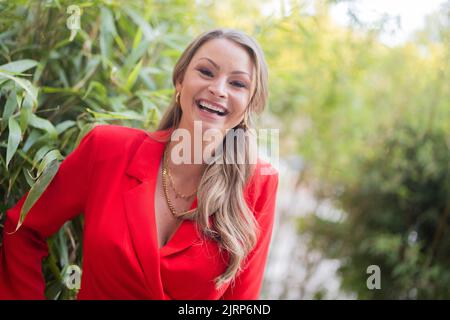 Köln, Deutschland. 25. August 2022. Jana Schölermann, Schauspielerin. Mit prominenten Gästen präsentierte Jana Ina Zarrella ihre erste Brillen-Kollektion für die Marke „Eyes more“. Quelle: Rolf Vennenbernd/dpa/Alamy Live News Stockfoto