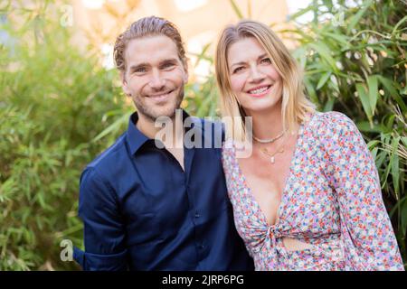 Köln, Deutschland. 25. August 2022. Nina Bott, Schauspielerin, und ihr Mann Benjamin Baarz stehen zusammen. Mit prominenten Gästen präsentierte Jana Ina Zarrella ihre erste Brillen-Kollektion für die Marke 'Eyes more'. Quelle: Rolf Vennenbernd/dpa/Alamy Live News Stockfoto