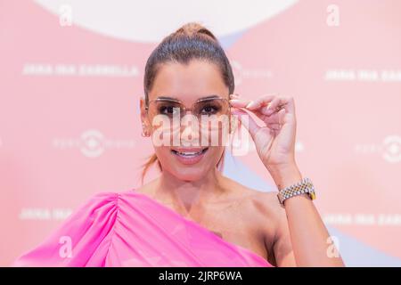 Köln, Deutschland. 25. August 2022. Jana Ina Zarrella, Moderatorin, steht auf dem gelben Teppich. Mit prominenten Gästen präsentierte Jana Ina Zarrella ihre erste Brillen-Kollektion für die Marke 'Eyes more'. Quelle: Rolf Vennenbernd/dpa/Alamy Live News Stockfoto