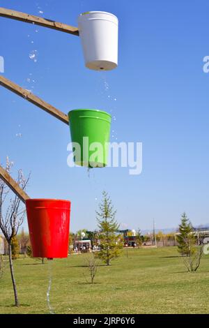 Bunte Eimer Wassermühle Stockfoto