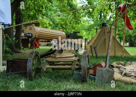 Die alte und archaische Waffe, das Maxim-Maschinengewehr aus der sowjetzeit. Aber kann immer noch tödlich sein. Stockfoto