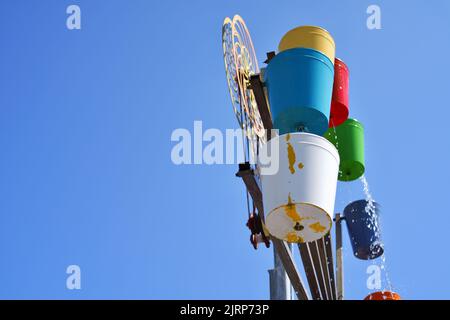 Bunte Eimer Wassermühle Stockfoto