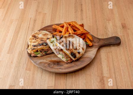 Backenbrot mit Salat, gegrilltem Brot und gebratenen Süßkartoffeln Stockfoto