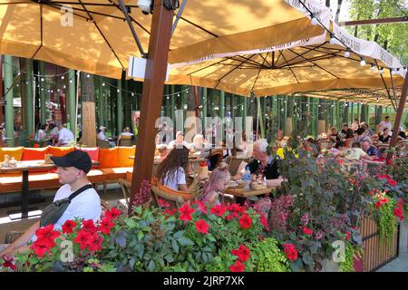 Nischni Nowgorod, Russland. schweiz Park, 08.06.2022. Die Leute sitzen auf der Veranda eines Sommercafés im Stockfoto