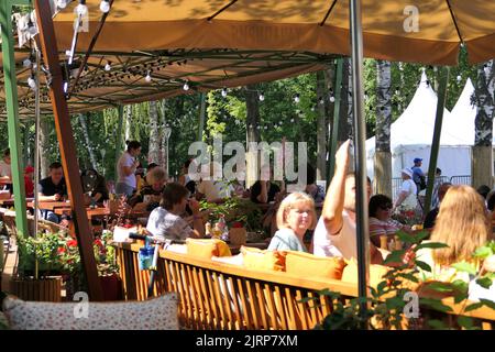 Nischni Nowgorod, Russland. schweiz Park, 08.06.2022. Die Leute sitzen auf der Veranda eines Sommercafés im Stockfoto