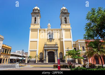 Kolonialkirche und Regierungspalast von Colima. Central Garden in Colima. Stockfoto