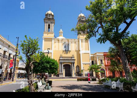 Kolonialkirche und Regierungspalast von Colima. Central Garden in Colima. Stockfoto