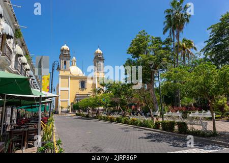 Kolonialkirche und Regierungspalast von Colima. Central Garden in Colima. Stockfoto