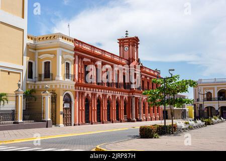 Colima, mexiko, Kolonialkirche und Regierungspalast von Colima. Zentraler Garten von Colima. Stockfoto