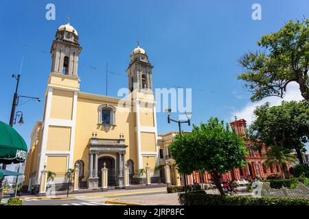 Kolonialkirche und Regierungspalast von Colima. Central Garden in Colima. Stockfoto