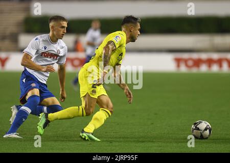 Kiko Femenia aus Villarreal im Einsatz gegen Stipe Biuk aus dem Hause Hjduk während des Play-Off Second Leg-Spiels der UEFA Europa Conference League zwischen dem FC Hjduk Split und dem FC Villarreal am 25. August 2022 im Poljud-Stadion in Split, Kroatien. Foto: Hrvoje Jelavic/PIXSELL Stockfoto