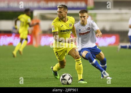 Kiko Femenia aus Villarreal im Einsatz gegen Stipe Biuk aus dem Hause Hjduk während des Play-Off Second Leg-Spiels der UEFA Europa Conference League zwischen dem FC Hjduk Split und dem FC Villarreal am 25. August 2022 im Poljud-Stadion in Split, Kroatien. Foto: Hrvoje Jelavic/PIXSELL Stockfoto