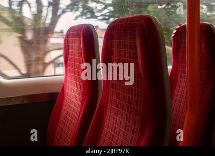 South Western Railway Zug in Chessington South, London; die Lackierung der Firma, rote Sitze Stockfoto